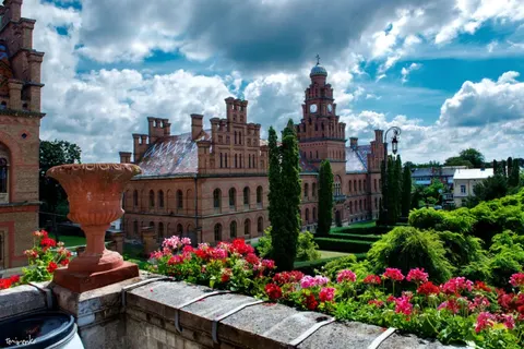 У Чернівцях на День міста влаштують концерт і світлове шоу на фасаді університет