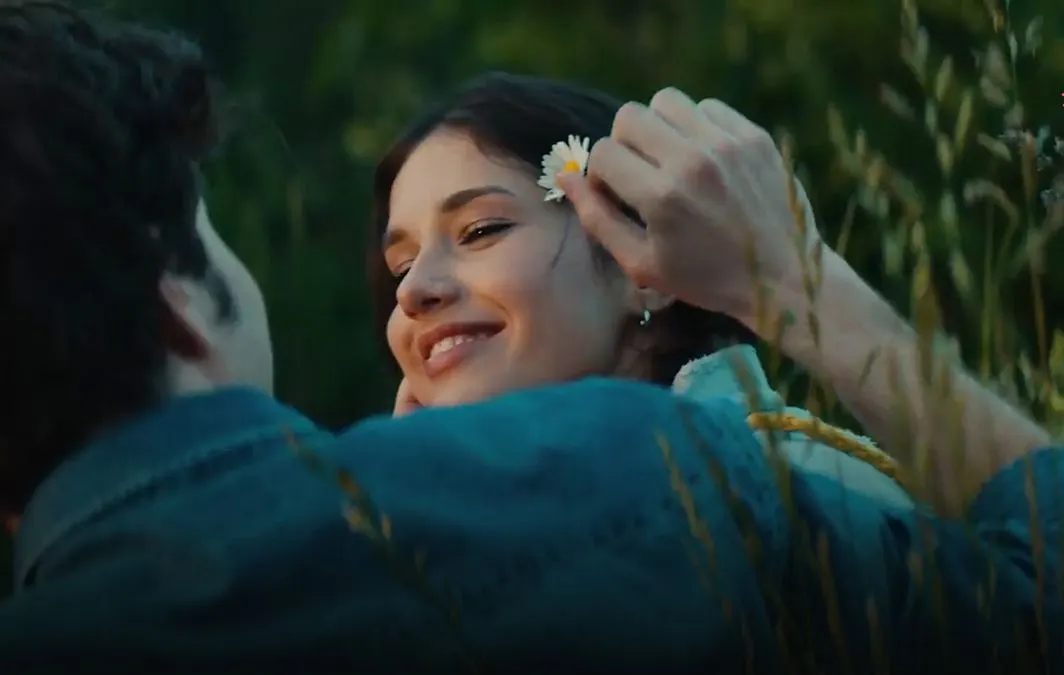 «Емілі в Emily»: блогерка, курорт і кохання — перший тизер романтичної комедії