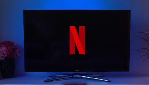 Netflix покаже романтичну комедію «Охороняючи зірок» із зірками «Пліткарки» та «Надприродного»