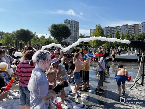«Мама мокра, дитина в піні»: у Дніпрі молодь влаштувала водне свято до 500-річчя