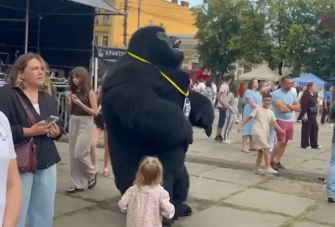 Горила з вейпшопу на дитячому святі: історія з Чернівців