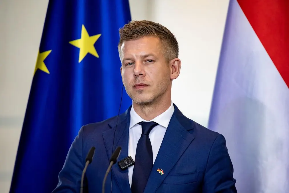 В Угорщині невідомий облив вином прем'єра Петера Мадяра на ярмарку