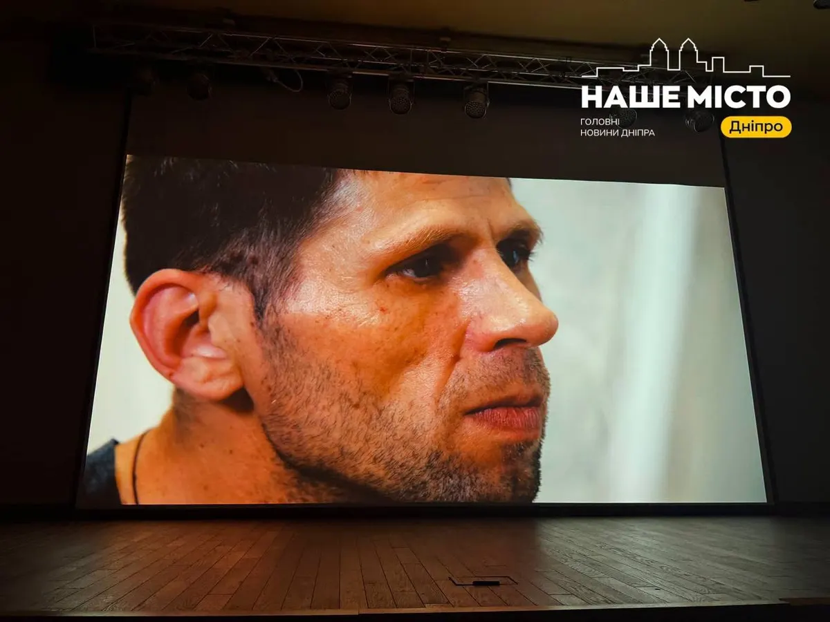«Татові кольори»: у Дніпрі показали фільм про ветерана, який узяв пензель після 16 операцій