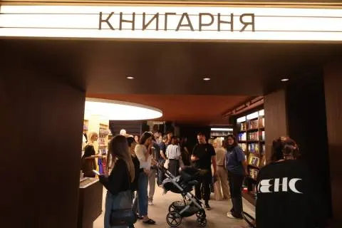 У Львові в колишньому кінотеатрі відкрили книгарню-кав'ярню «Сенс»