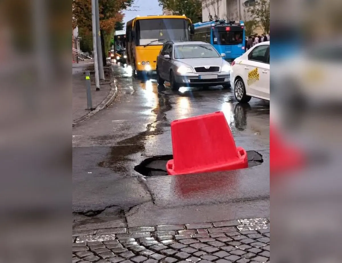 У центрі Вінниці провалився асфальт на перехресті Соборної та Театральної